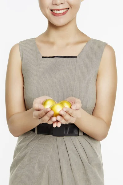 Vrouw Met Gouden Eieren Haar Handpalm — Stockfoto