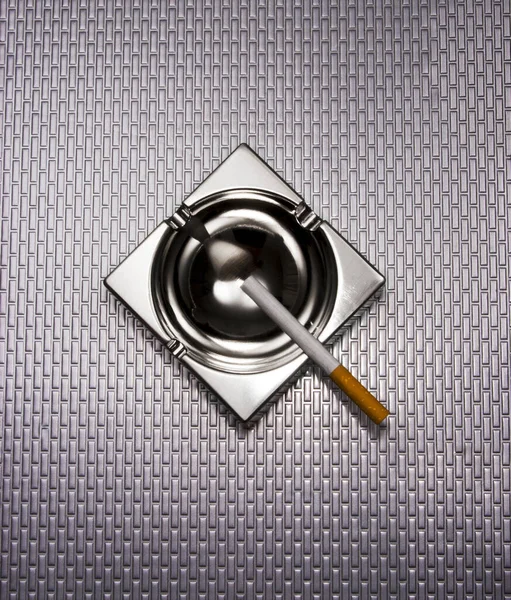 Cigaretta Közelsége Hamutartón — Stock Fotó