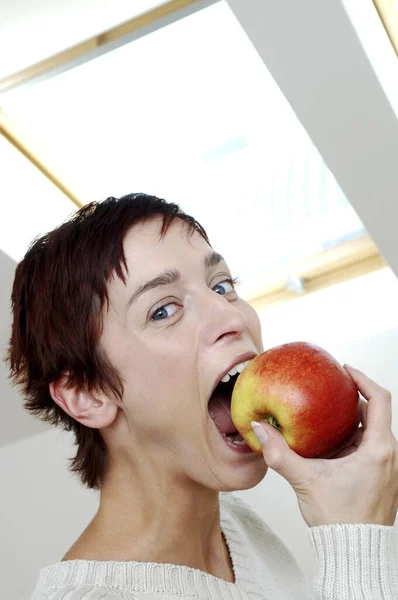 Young Woman Biting Apple — Fotografia de Stock