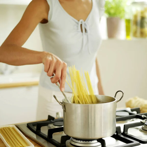 Kobieta Mieszająca Spaghetti Garnku — Zdjęcie stockowe