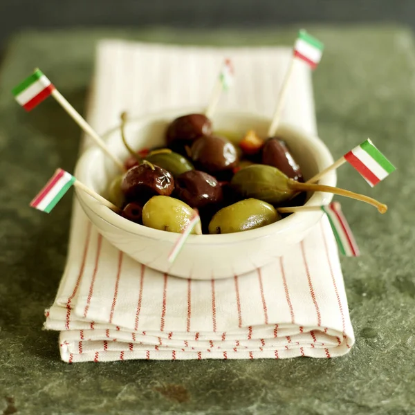 Verse Italiaanse Olijven Een Kleine Keramische Kom Met Italiaanse Vlaggenpikkers — Stockfoto