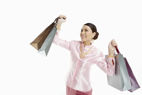 Fröhliche Frauen Traditioneller Kleidung Tragen Papiertüten — Stockfoto