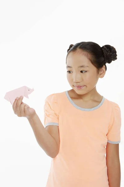Mädchen Spielt Mit Einem Miniatur Papierschwein — Stockfoto