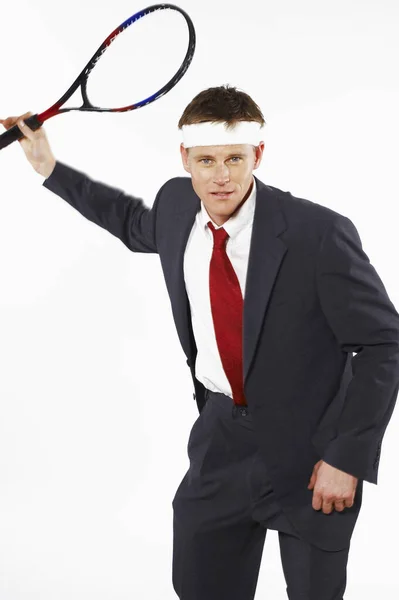 ビジネススーツの男がテニスをする — ストック写真
