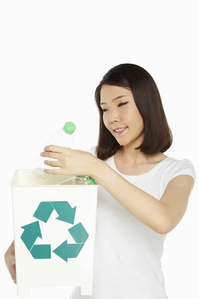 Mujer Sosteniendo Una Papelera Reciclaje Llena Botellas Plástico — Foto de Stock