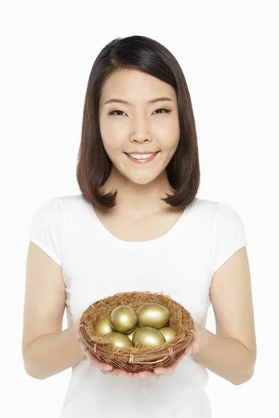 Vrouw Met Een Nest Gevuld Met Gouden Eieren — Stockfoto