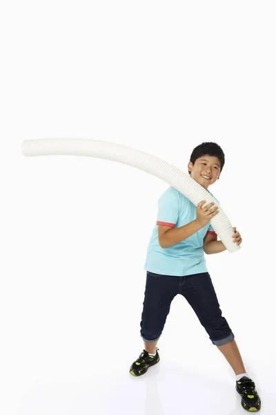 Chico Jugando Con Una Pila Vasos Desechables — Foto de Stock