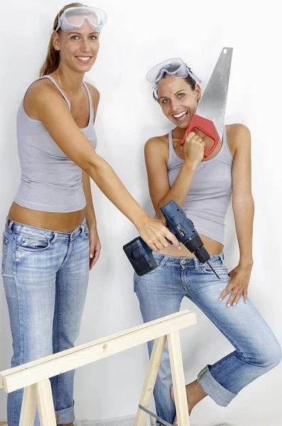 Dos Mujeres Con Gafas Con Una Sosteniendo Taladro Mientras Que — Foto de Stock