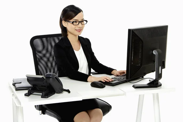 Bizneswoman Pracująca Komputerze — Zdjęcie stockowe