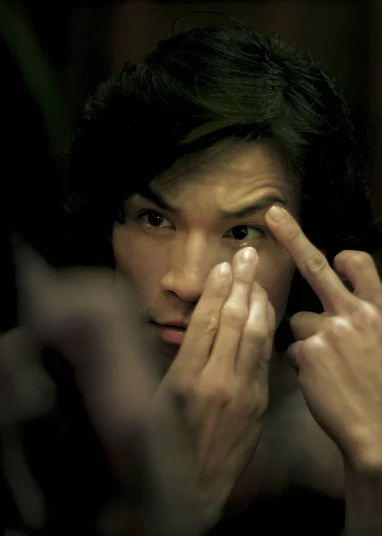 Mirror Reflection Asian Guy Trying Put His Contact Lens — Stock fotografie