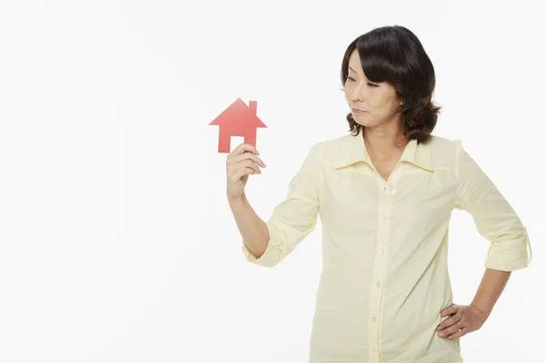 Mulher Segurando Uma Casa Cortada — Fotografia de Stock