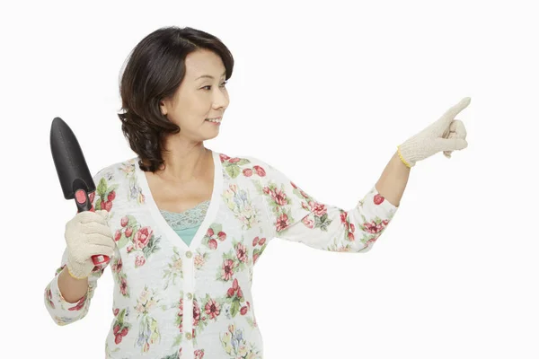 Kobieta Łopatą Pokazując Gest Dłoni — Zdjęcie stockowe