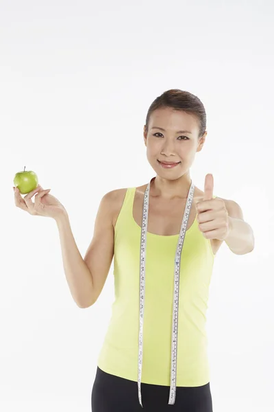 Mujer Con Una Manzana Verde Cinta Métrica —  Fotos de Stock