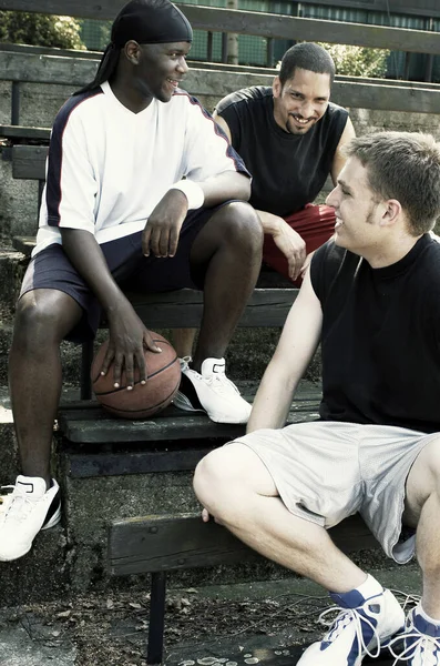 Trois Joueurs Basket Assis Dans Les Escaliers Parlent — Photo