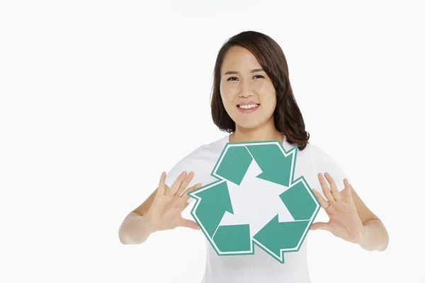 Mujer Sosteniendo Logotipo Reciclaje — Foto de Stock