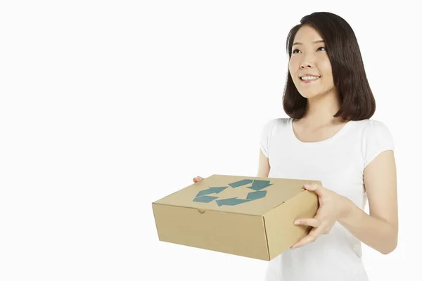 Mulher Alegre Carregando Uma Caixa Papelão Reciclável — Fotografia de Stock