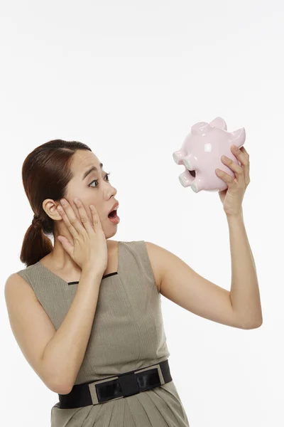 Mulher Segurando Banco Porquinho — Fotografia de Stock
