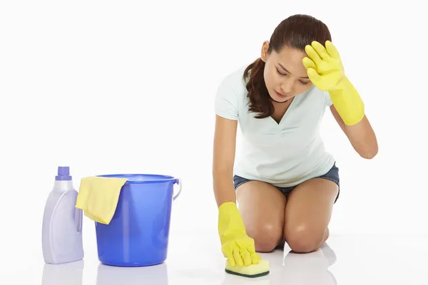 Frau Schrubbt Den Boden Fühlt Sich Erschöpft — Stockfoto