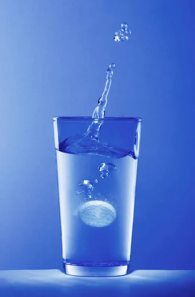 Comprimido Solúvel Caindo Copo Água — Fotografia de Stock