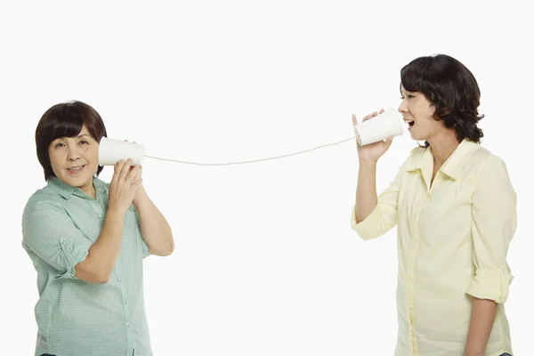 Δύο Γυναίκες Που Χρησιμοποιούν Τηλέφωνο Κύπελλο — Φωτογραφία Αρχείου