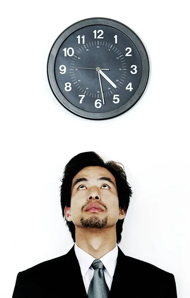 Ein Typ Mit Schnurrbart Blickt Auf Die Uhr Oben Auf — Stockfoto