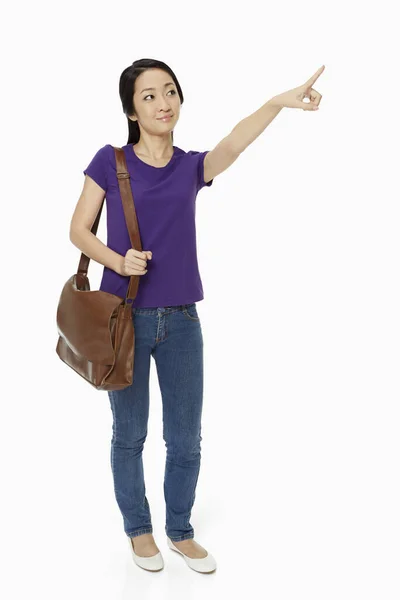 Mujer Con Ropa Casual Apuntando Izquierda —  Fotos de Stock