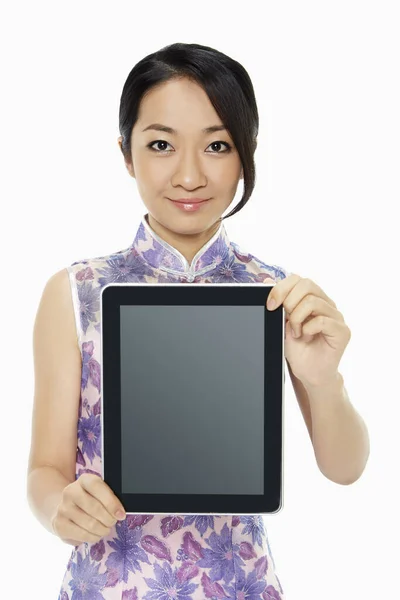 Vrolijke Vrouw Houdt Een Digitale Tablet — Stockfoto