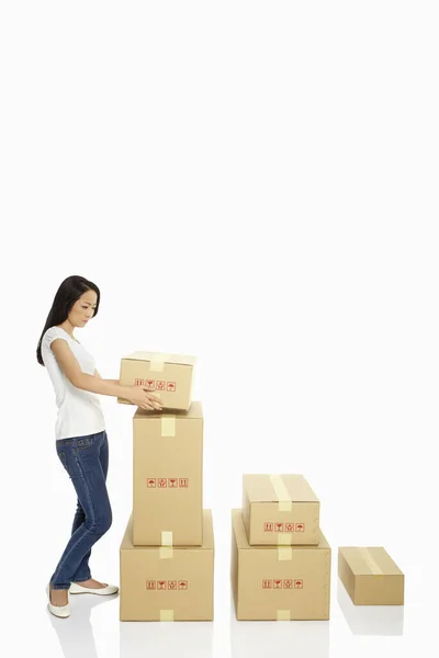 Žena Držící Kartónovou Krabici — Stock fotografie