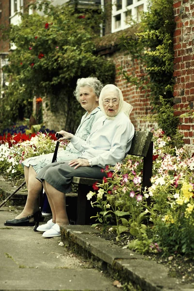 Дві Старі Жінки Сидять Лавці Разом — стокове фото