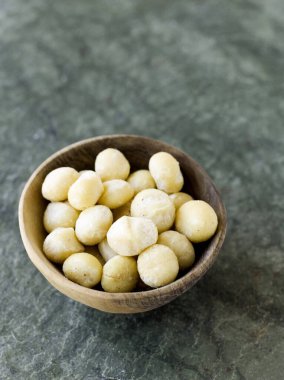 Makadamia fındıklarını kaseye koy. 