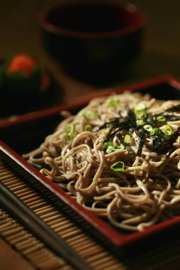 Parçalanmış yosunlu soba eriştesi.