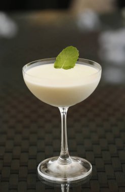 Nane yaprağıyla kokteyl