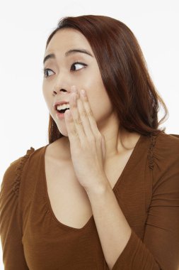 Fısıldayan bir jest yapan kadın