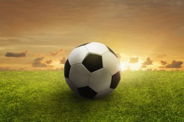 Oyun sahasında futbol topu