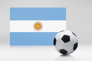 Futbol topuyla Arjantin bayrağı