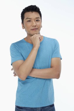 Beyaz arkaplan üzerinde düşünen adam