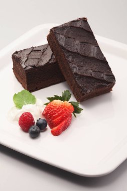 Böğürtlenli lezzetli brovniler