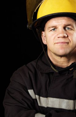 Üniformalı ve kasklı itfaiyeci.