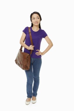 Kahverengi askı çantası taşıyan kadın.