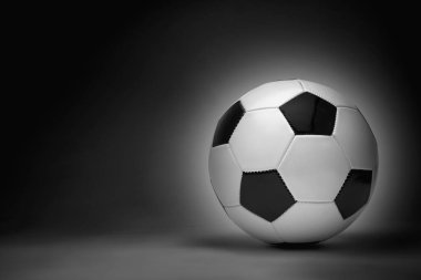 Gri arkaplanda futbol topu 