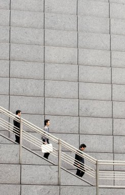 merdivenlerden aşağı yürüyüş iş adamları