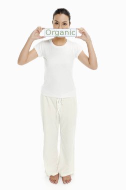 Pankart tutan bir kadın.