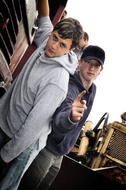 Kamyonetin yanında poz veren iki çocuk.