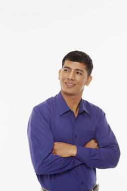 Kolları bağlı, gülümseyen bir adam.