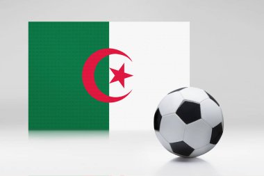 Bir futbol topuyla Cezayir bayrağı