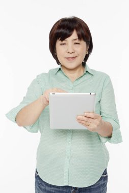 Dijital tablet kullanan kadın