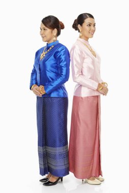 Geleneksel giyinmiş neşeli kadınlar