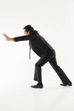 İş adamı hayali bir nesneyi itiyor