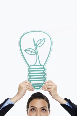 İş kadını elinde ampulü tutuyor.