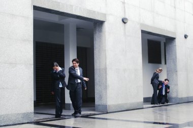 Bir tarafta tacizci bir koca, diğer tarafta tacizci bir eş olan iki çift.